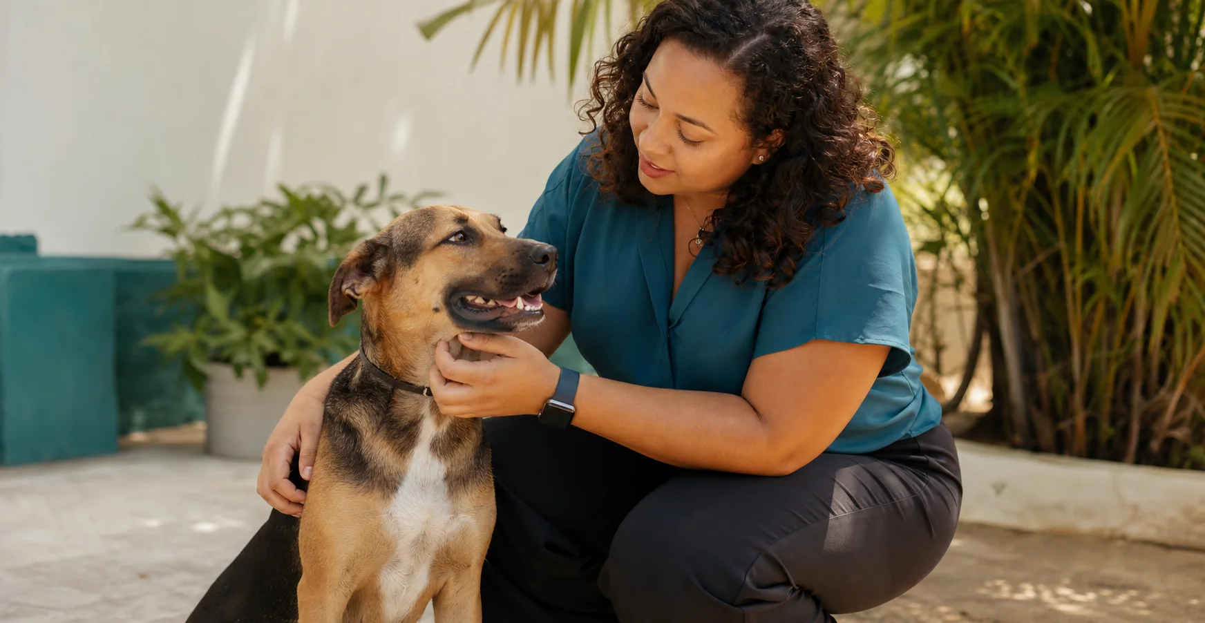 Voluntaria comunitaria cuidando un perro rescatado
