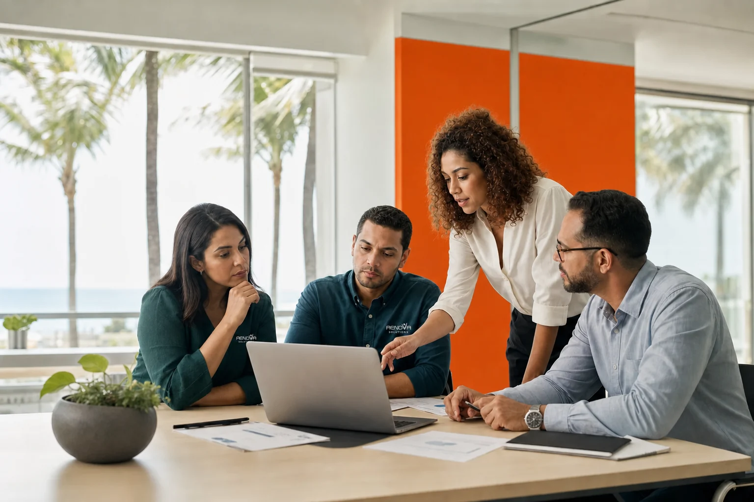Profesionales de tecnología colaborando durante un taller de implementación HCM